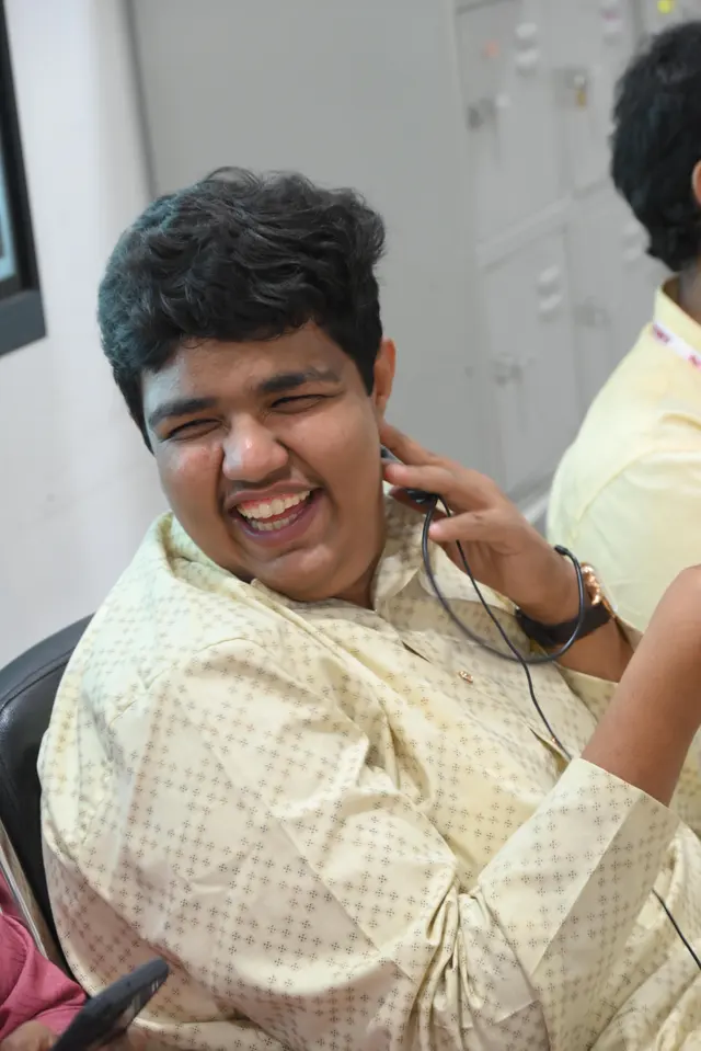 A laugh between speeches.